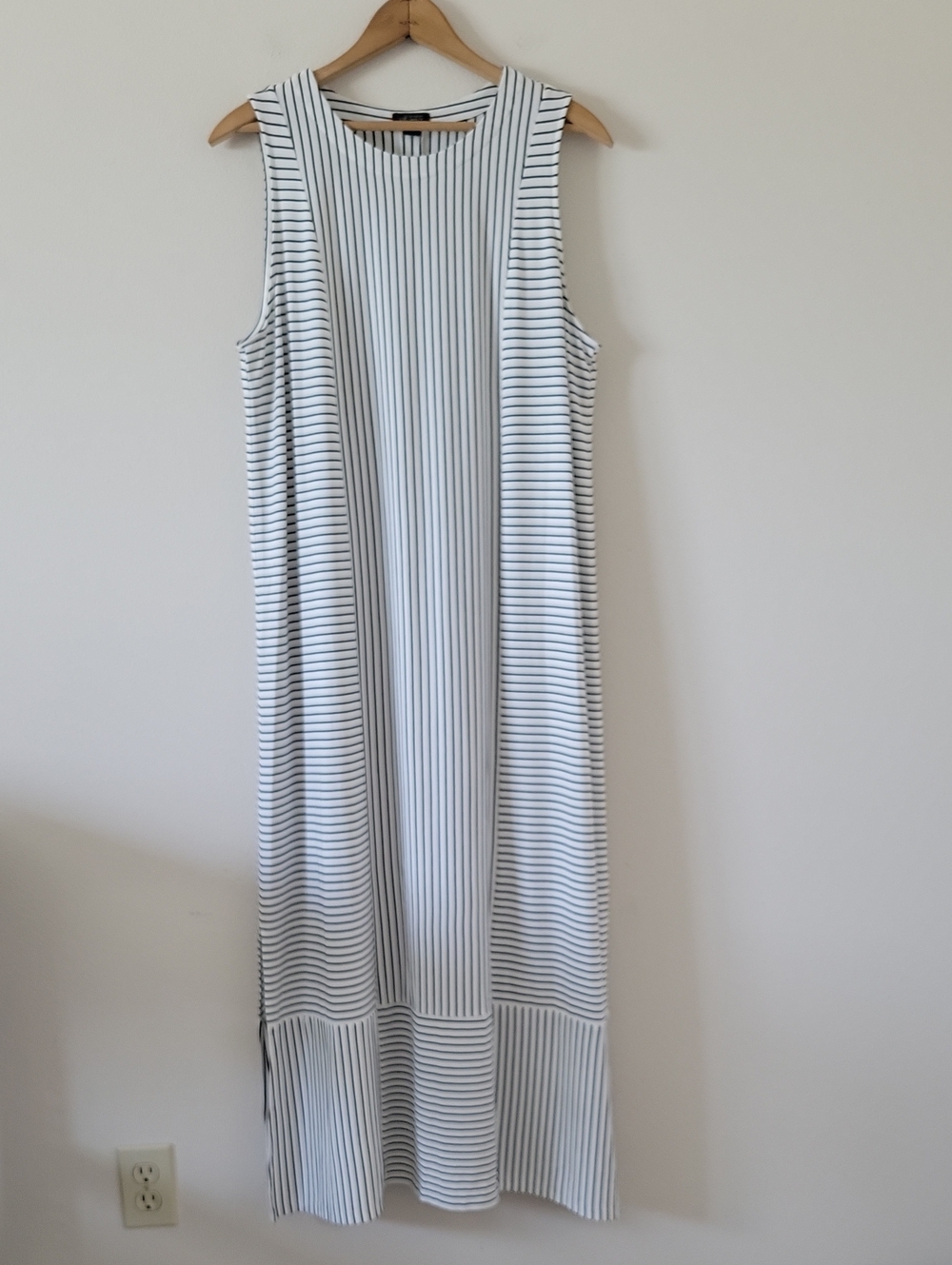 J Jill Wearever White Black Stripe Sleeveless Knit Maxi Dress Size Large